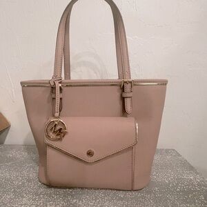 Light pink Micheal Kors purse in great condition.